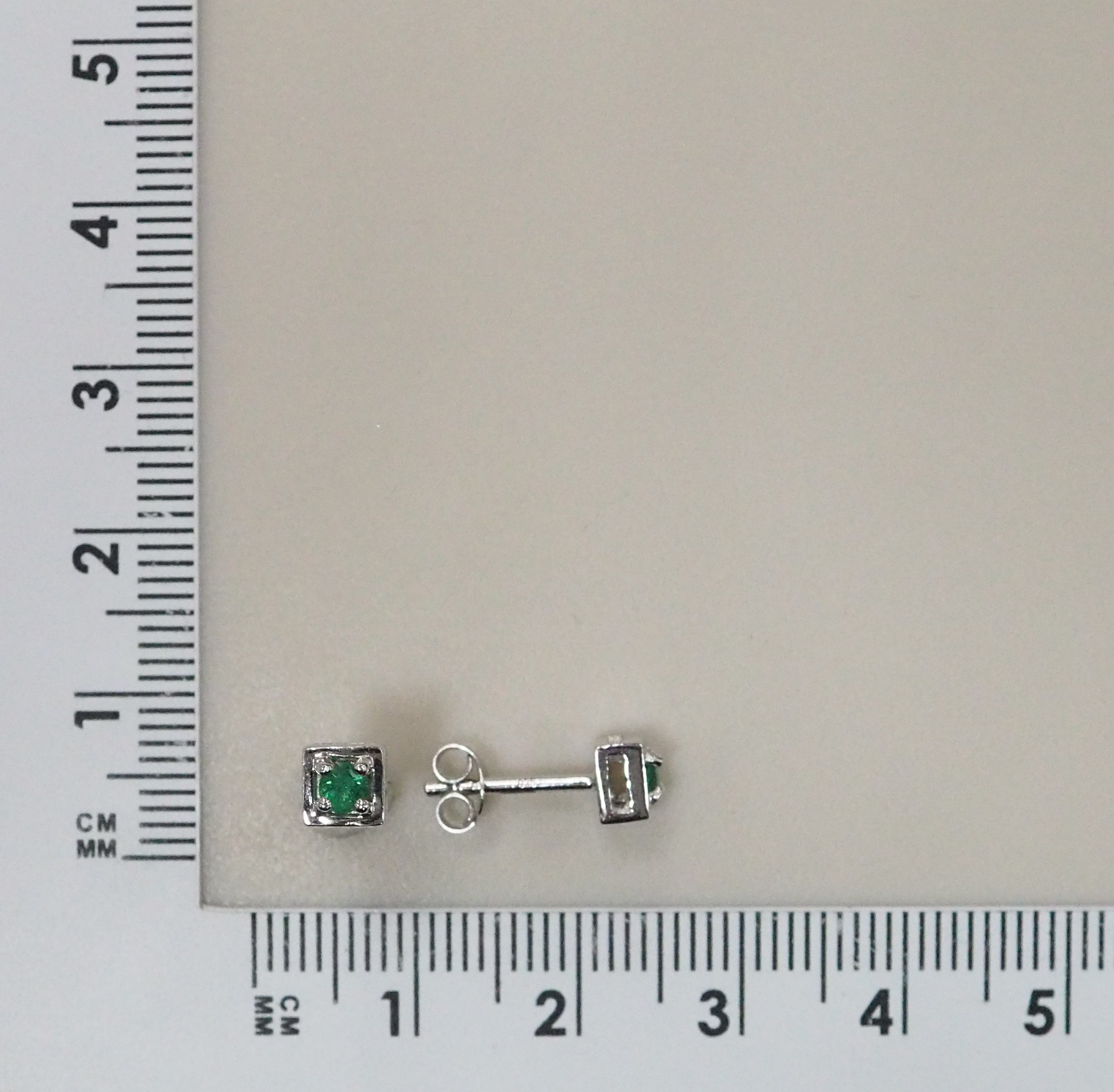 Серебряные серьги-пусеты с изумрудами